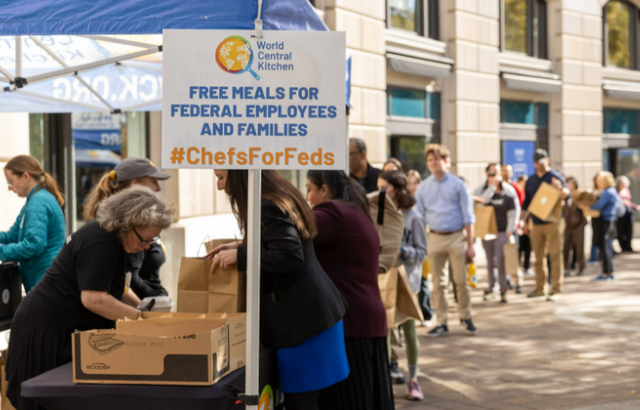 美国政府停摆超40天，现在的危险状况，已经脱离了特朗普的掌控