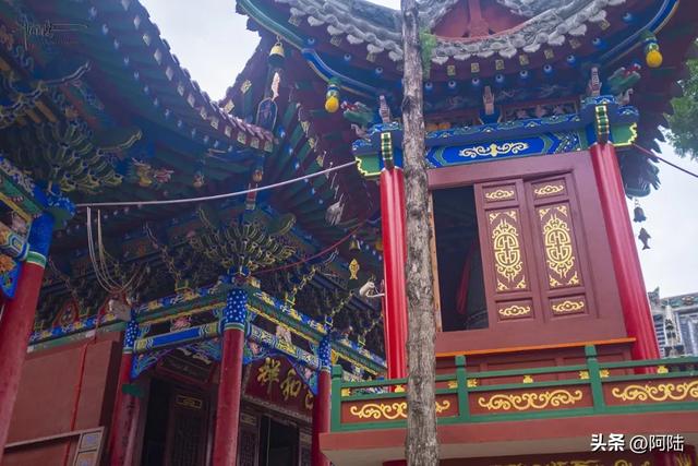 天水有座娘娘庙很有意思,不仅内藏石佛寺山门,还是山寨版纪信祠