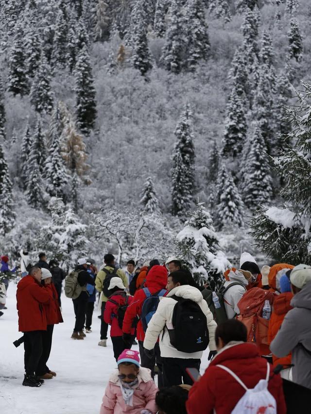 达古冰川 “不止 4860 米” 的深度浪漫，藏着信仰与烟火气