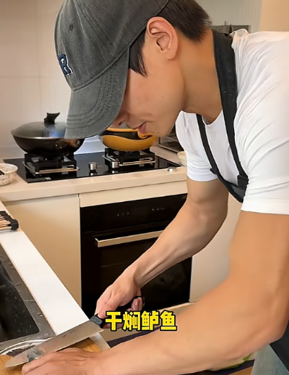 上海富婆花500请保姆，要求对方赤裸上身做饭，声称做梦都要笑醒