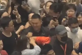 太到位了！董宇辉的女助理太飒了，看到侵犯宇辉的人直接就上手图片
