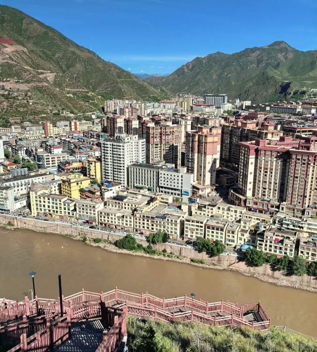 西藏6个地级市，那曲海拔高，林芝和昌都像南方，拉萨第一大城市
