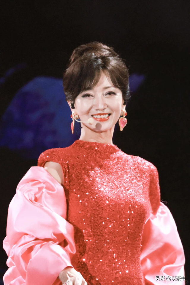 越来越不对劲！72岁赵雅芝和年轻人斗舞不在话下，与李连杰有一拼