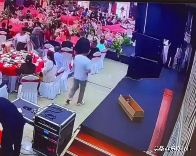 贵州新娘换敬酒服归来，22桌宾客全走光！网友辣评：只有新娘在乎