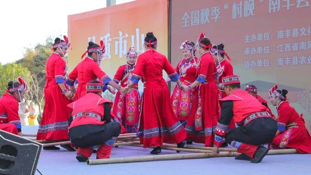 南丰：硕果盈枝绘美景 秋季村晚贺丰年