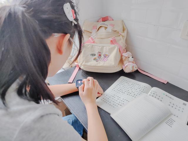 实测荣耀亲选WhizKid青少年手表：学习+支付+定位+健康监测全搞定