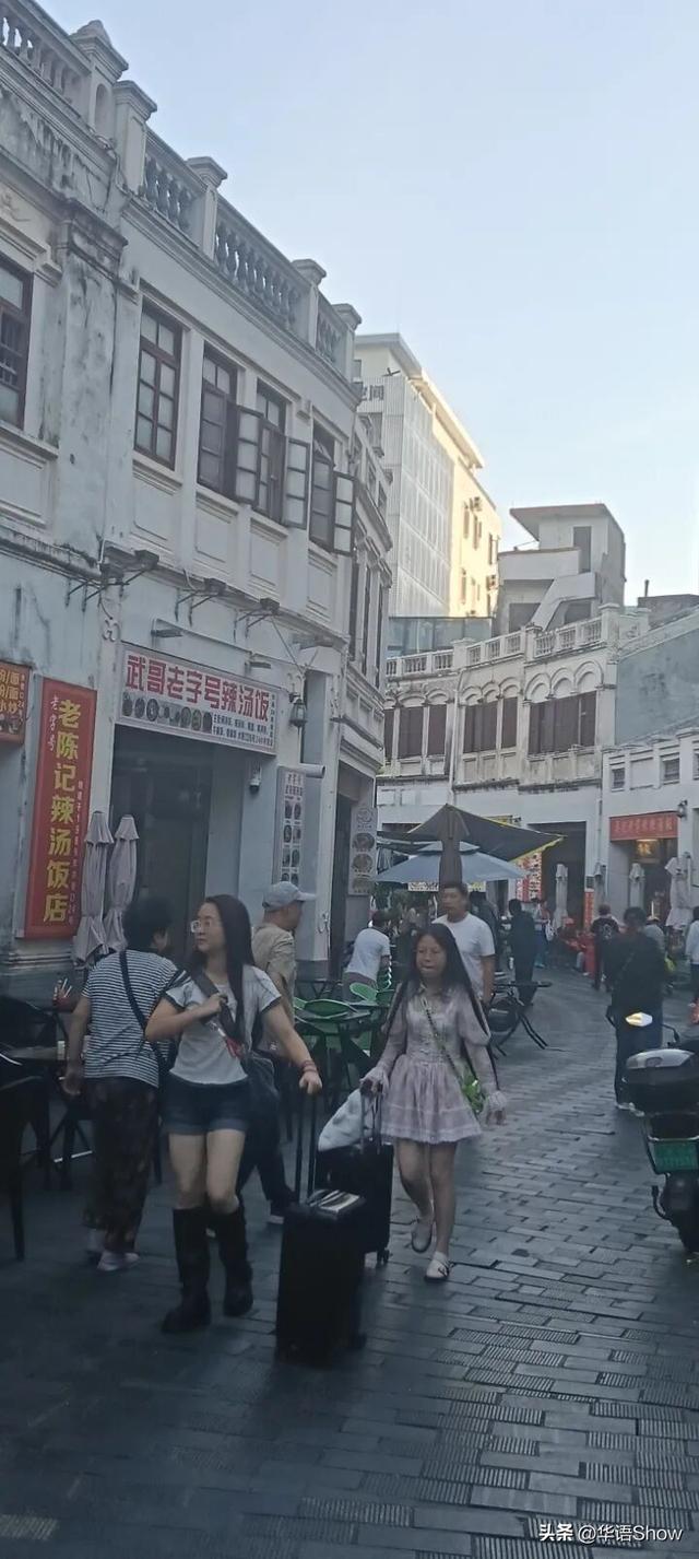 封关前瞻丨海口骑楼老街冬日景象：满眼都是外国人