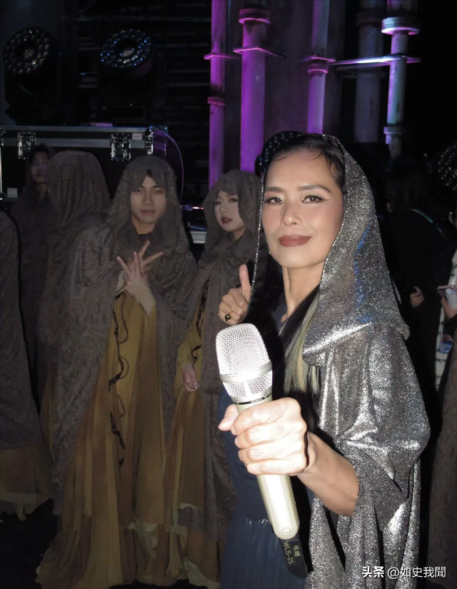 62岁韦唯现状：脊柱断裂已恢复，前夫已死，两个混血儿子回国相伴