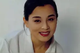 刚出产房被离婚，独自抚养女儿23年，风光背后有泪水图片