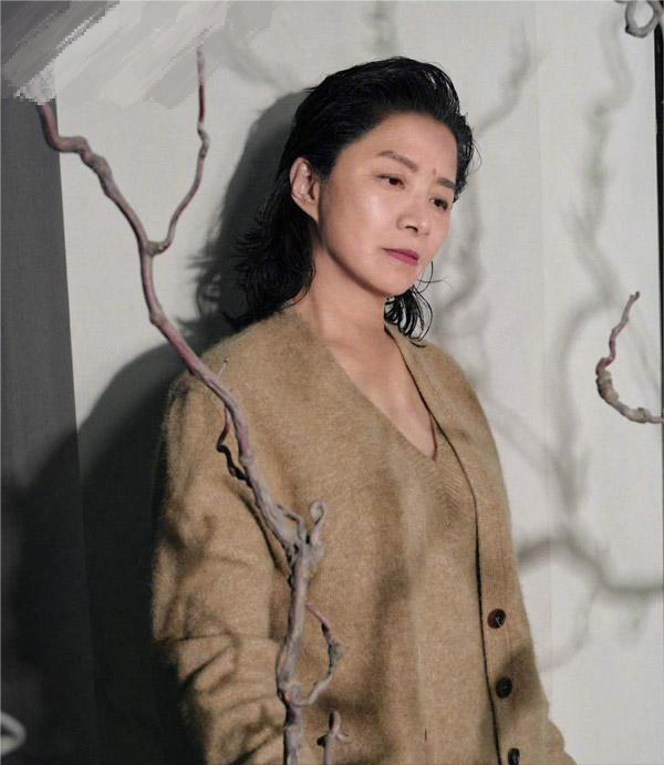 戏里又土又丑，戏外却是气质美女，“妈妈专业户”迟蓬让人敬佩