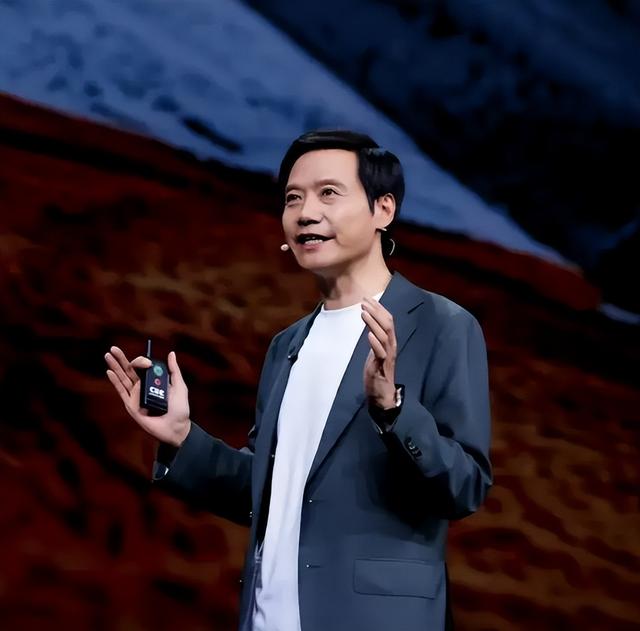 风向变了？官媒接连锐评，没给雷军留一丝体面，董明珠话有人信了