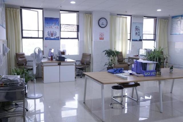 比私企裁员更狠！体制内大地震：退三进一， AI正抢走公务员的饭碗