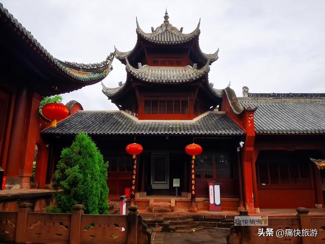 雨中漫步乐山城