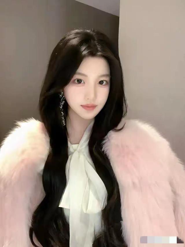 山东临沂一校花仙姿玉色，堪称上帝吻过的容颜，美得让人移不开眼