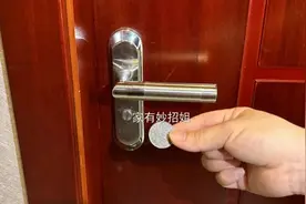 门被反锁不用找开锁匠，只用一枚硬币，一秒快速打开，真厉害图片