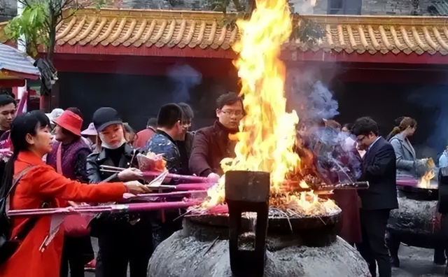 耗费12亿，修建完成的“世界最高佛”，如今却拜不起，水喝不起