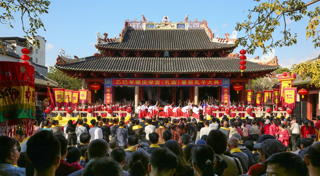 半江碧波，一城风华。这里是龙母故乡、崇德之城——德庆！
