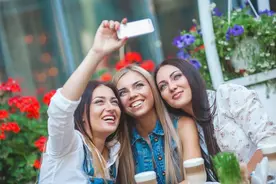 “朋友圈”英语怎么说？千万别直译成“friend circle”！图片