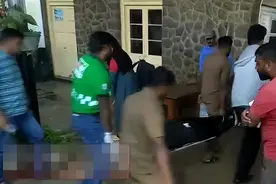 一个网红打卡动作，女子在火车上坠落！紧急提醒→图片