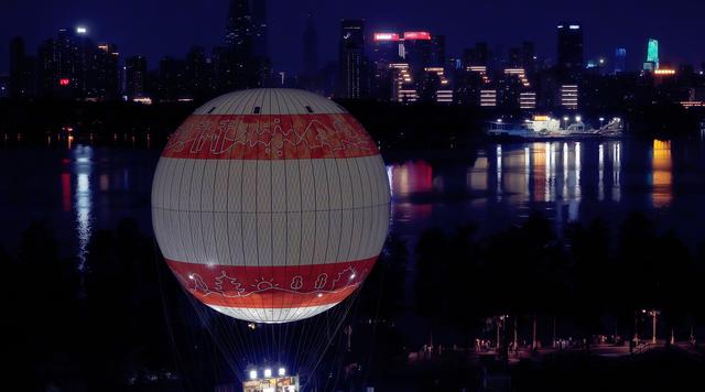 东湖氦气球夜游正式开放 150米高空尽揽江城夜色