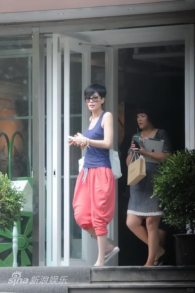 19岁李嫣跟老爸聚餐！手不离烟动作熟练，170cm身材干瘪太像王菲