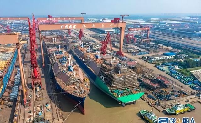 特朗普刚要对中国下重手，突然在大连造船厂内，发现了不寻常一幕