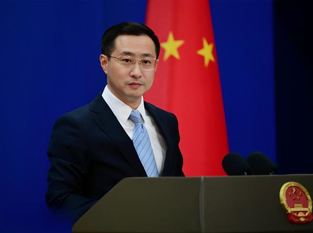 荷兰硬夺中资芯片公司，中国禁令反制，更糟的是：光刻机或遭停产