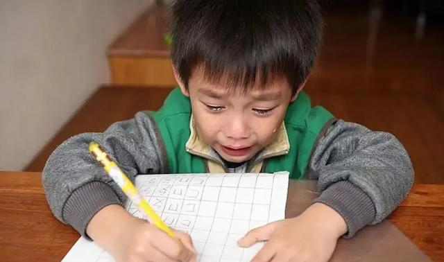 千万别打 2 岁前和 6 岁后的孩子，再生气也不要打，告诉你为什么