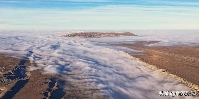 新疆峡谷雾气翻涌，如浓墨重彩画卷，大自然的神奇笔触令人惊叹