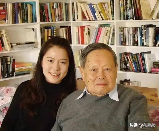 演都不演了！杨振宁去世仅7天，恶心的一幕出现，结局大快人心