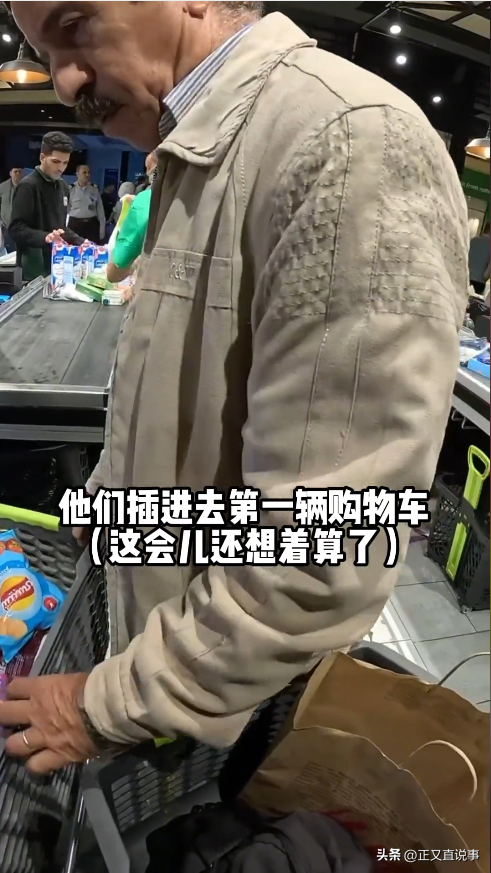 威武！俩中国女生埃及游，与当地5人互殴，完胜后获围观者竖拇指