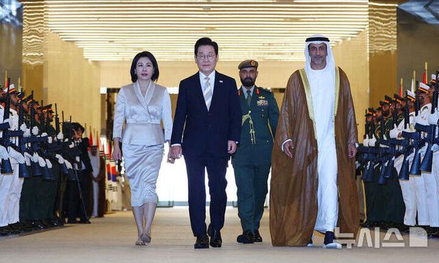 韩国第一夫人惊艳了埃及！59岁穿丝绸收腰裙，小腹凸起也难掩风韵