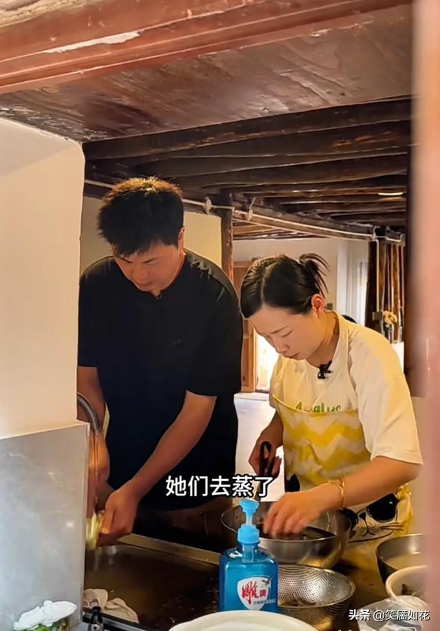 原以为金哥邀请村长是要共宿山间,却不知他们早把舒适搬去了酒店
