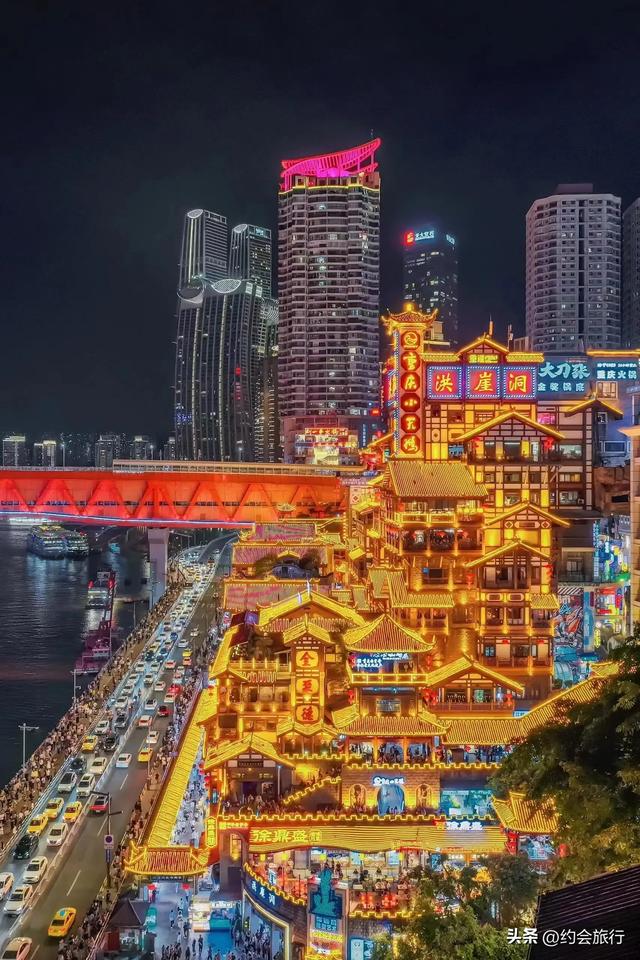 重庆洪崖洞拍照被强收几百？游客实拍：不拍就撒泼，还施暴？