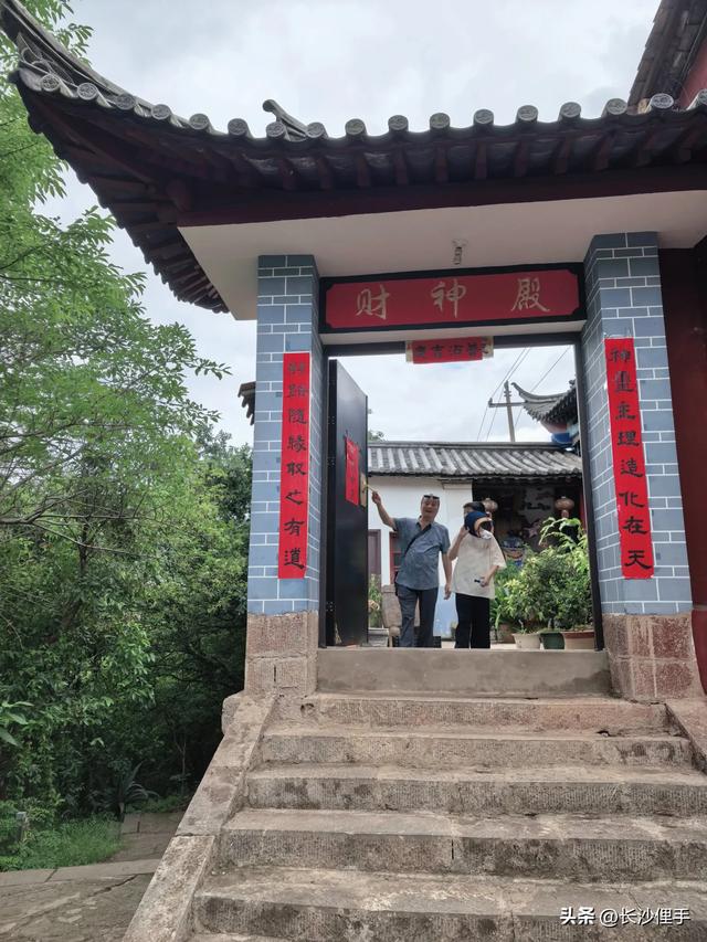 笔架山下湖光平静的抚仙湖