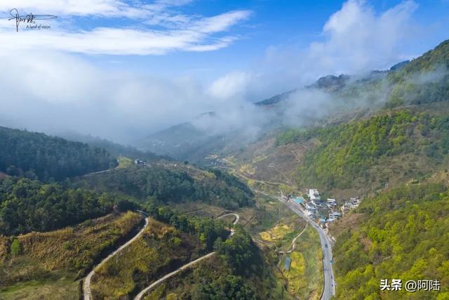 摩旅偶遇大理郊外的山区风光,云雾飘渺梯田春色,这就是永平县啊
