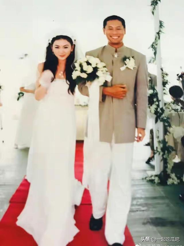 温碧霞在游艇给何祖光庆生，她穿白裙靠在老公怀里，比妲己还魅！