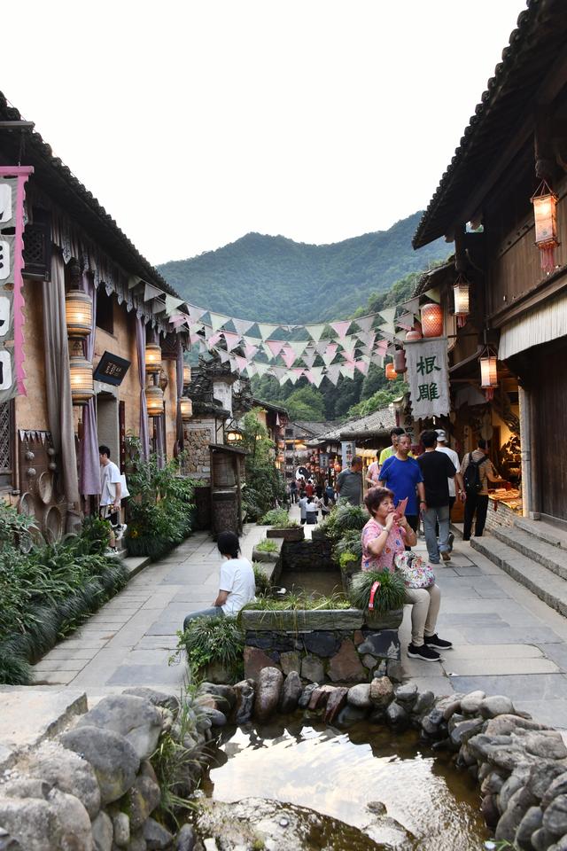 傍晚中的望仙谷璀璨宁静