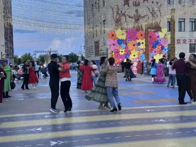 点亮北疆夏夜！鄂温克族自治旗“伊德喜”非遗美食集市暨夜市活动圆满落幕