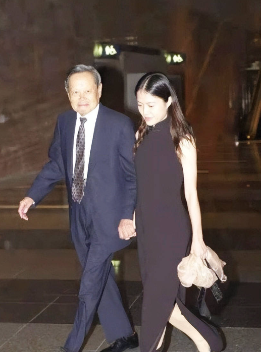 没想到，杨振宁去世后	，49岁妻子翁帆，竟因一个动作实现口碑暴涨