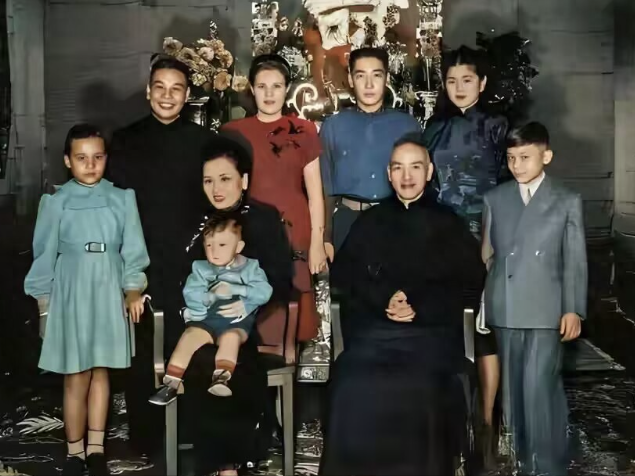 这是46年，蒋介石在无锡过大寿的珍贵老照片	，一家很难得人齐一次