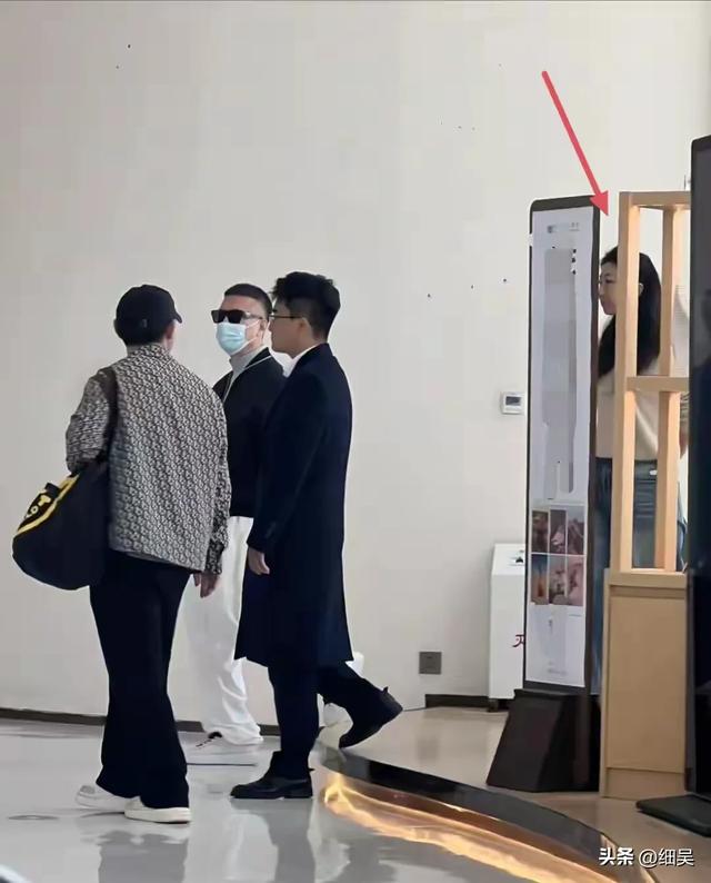 孙红雷和老婆王骏迪到宁夏旅游，在院子烤羊肉串，打扮时尚好贵气