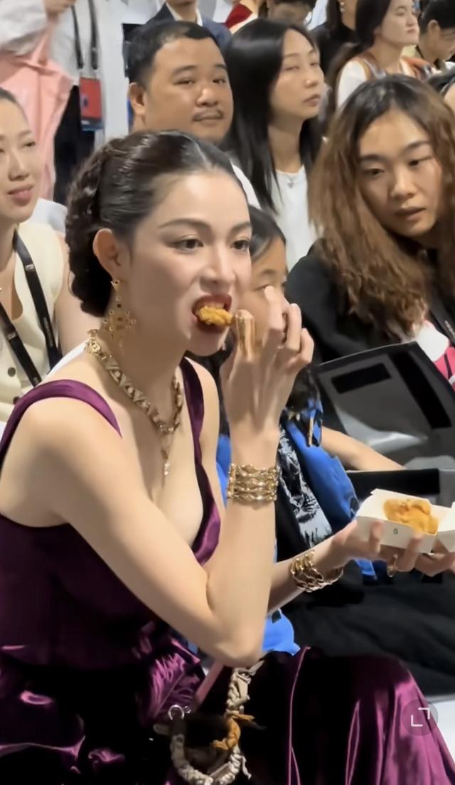 钟楚曦VOGUE盛典疯狂抢C，网友：野心一大坨，实力一丢丢！