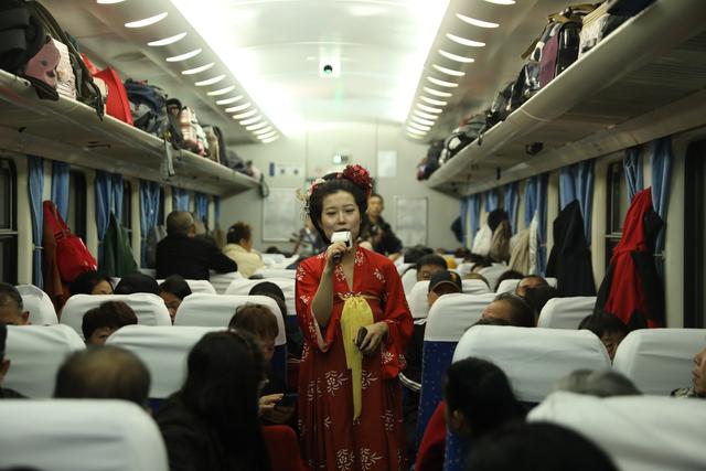 巴山大峡谷秋意浓，今年首趟跨省“环秦岭”赏秋银发旅游专列开行