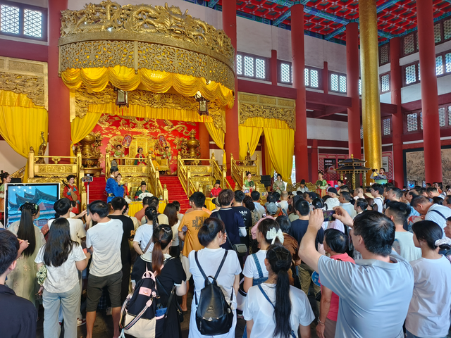 南海影视城国庆变身“戏梦狂欢节”，巨型盲盒剧场体验奇妙之旅