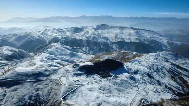 车拉草原：风与山的蓝白私语