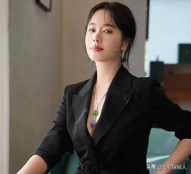 她曾是体操冠军，16岁被姜文带进娱乐圈，因长得太美绯闻多如牛毛