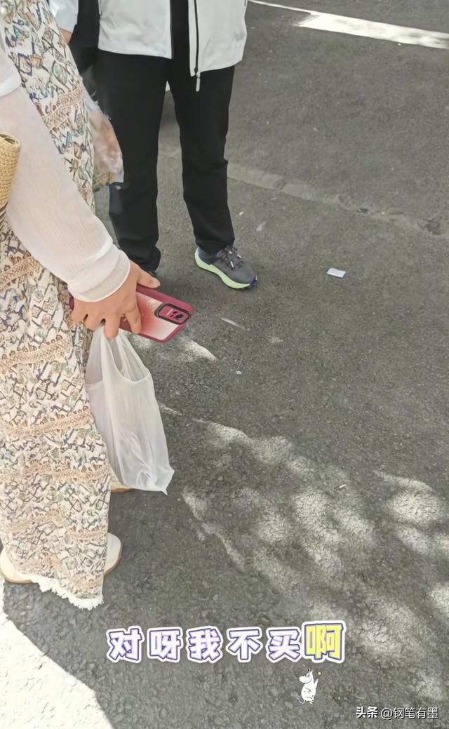 新疆旅游大妈太气人，手抓馕饼拍照却不买，路过导游教她做人