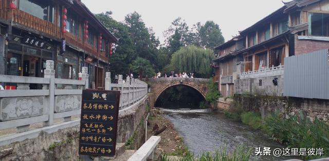 乘公交游丽江的束河古镇