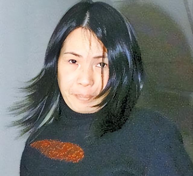 赖昌星妻子曾明娜现状，独居3000平老宅，做饭弄花草活成人生赢家